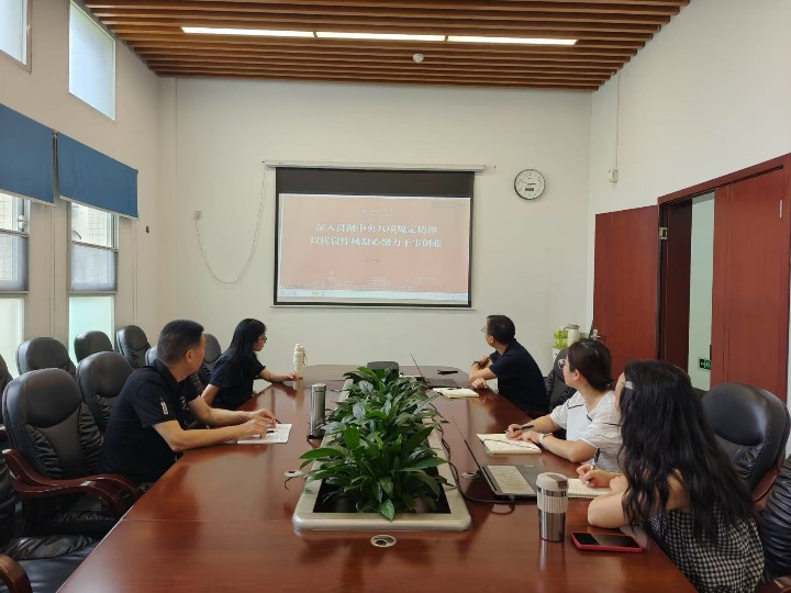 会议室里的人们AI 生成的内容可能不正确。