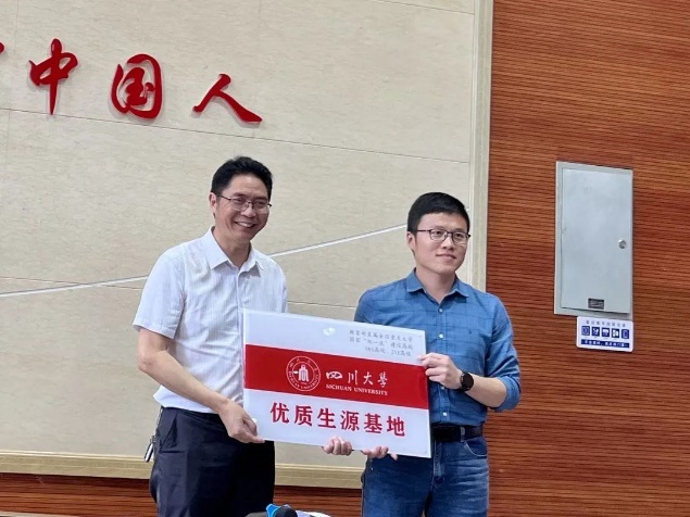 图片包含 男人, 人, 建筑, 标志描述已自动生成